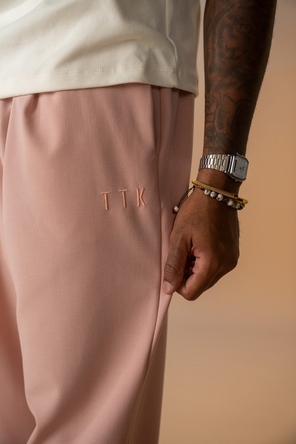 Calça Totanka rosa com bordado TTK tom sobre tom