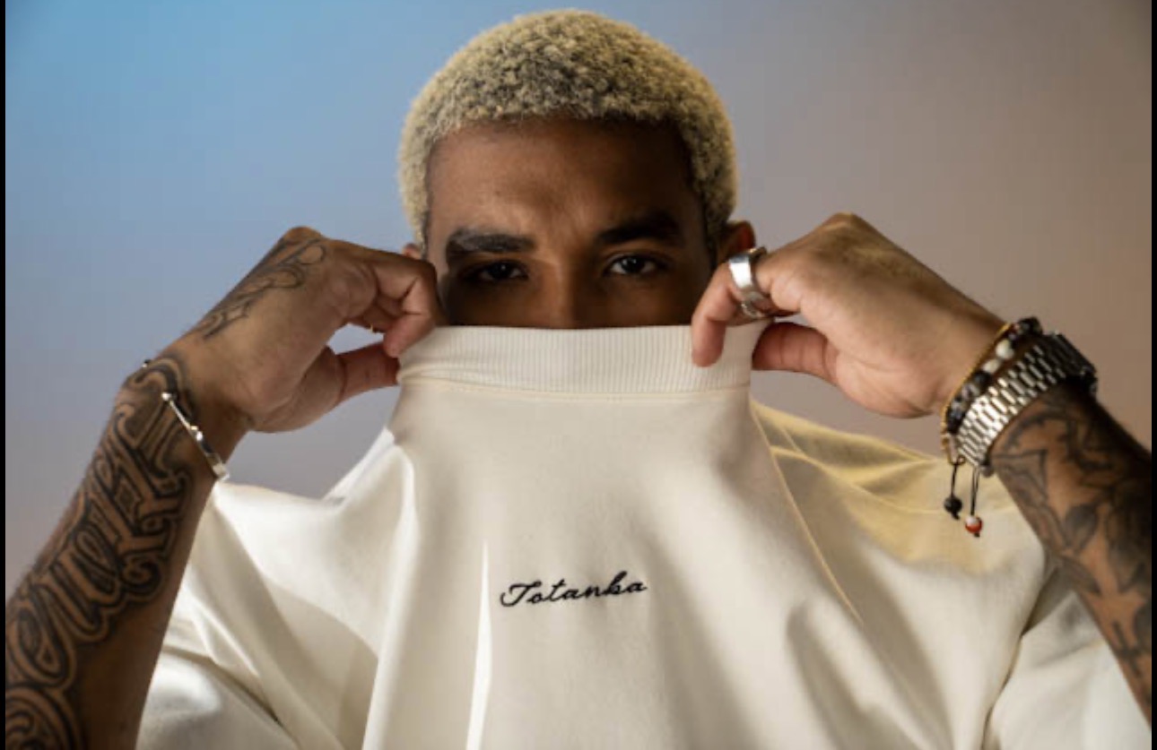 Camiseta off-white Totanka com logo bordado